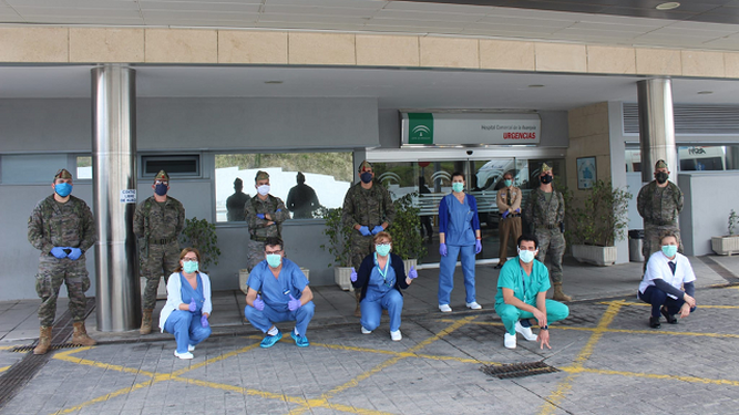 Legionarios junto a personal sanitario en el Hospital de la Axarquía.