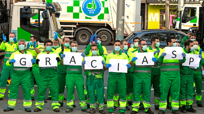 Trabajadores de los servicios de basuras de Madrid participando en el aplauso diario al personal sanitario frente al hospital Gregorio Marañón.