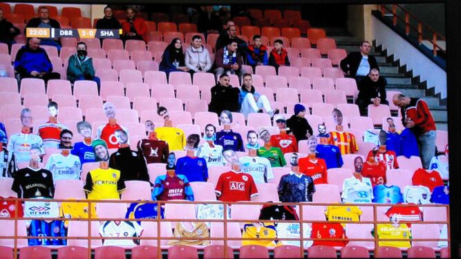 Maniquíes con caras impresas en el estadio del Dinamo de Brest