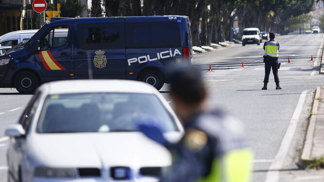 Policía Nacional, en uno de los controles de tráfico en Málaga durante el estado de alarma.