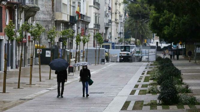 Una mujer camina con mascarilla por la Alameda Principal de Málaga capital.
