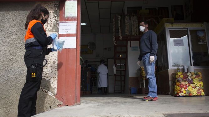 El reparto de mascarillas en Ronda para la lucha contra el coronavirus, en fotos
