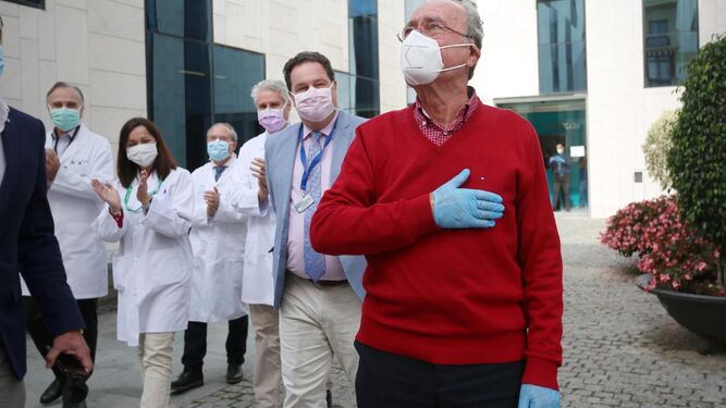 El alcalde de Málaga sale del Hospital Chip tras recibir el alta