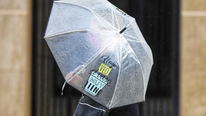 Una persona se protege de la lluvia con un paraguas en Málaga.