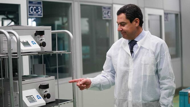 El presidente de la Junta, Juanma Moreno, visita a la planta de Fujitsu en Málaga, donde se fabrican los primeros respiradores.