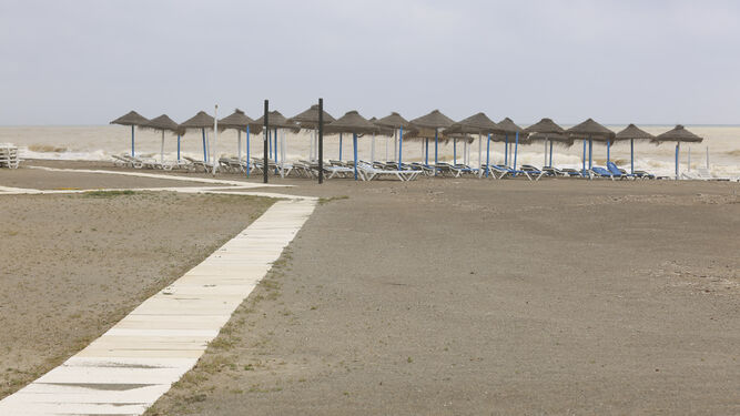 Playas cerradas en Torremolinos, la imagen del coronavirus en M&aacute;laga