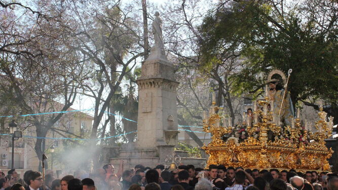 La Divina Pastora procesiona por la plaza de Capuchinos.