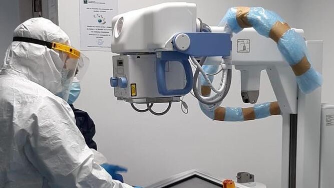 El equipo de radiología digital a pie de cama del Hospital Clínico