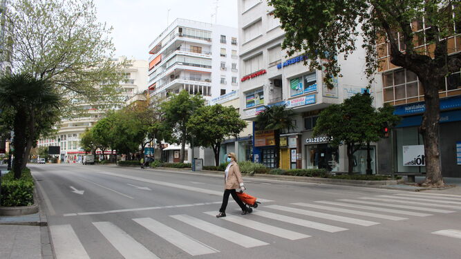 Una mujer cruza la avenida Ricardo Soriano, en Marbella.