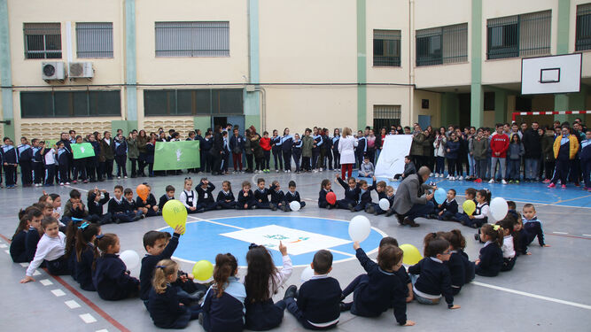 Escolares realizan una actividad en un centro concertado de Andalucía.