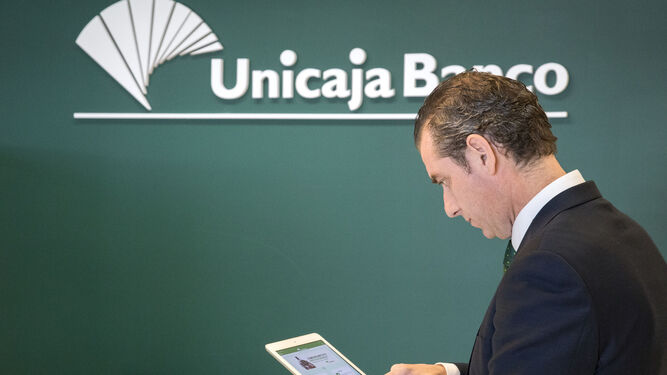 Un profesional de Unicaja Banco trata con un cliente a través de su aplicación móvil.