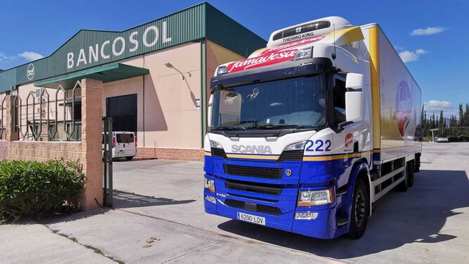 Un camión de Famadesa entrega los productos donados a Bancosol.