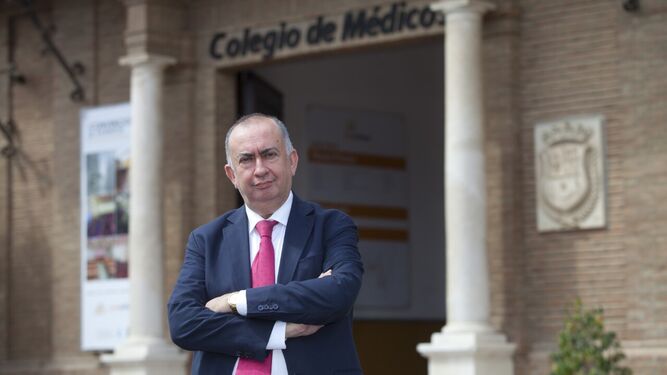 El presidente del Colegio de Médicos de Málaga, en la sede de la calle Curtidores.