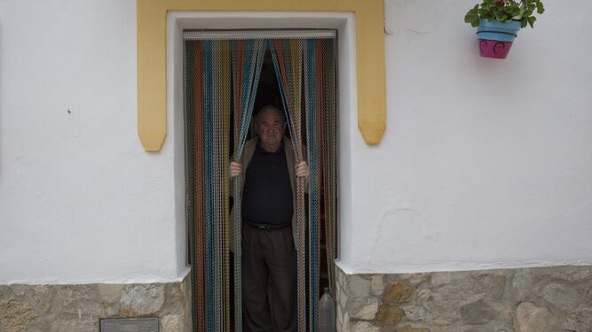 Un vecino, asomado a la puerta de su casa en Jimera de Líbar.
