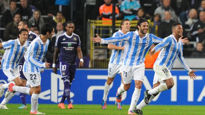 Los jugadores del Málaga celebran el gol de Eliseu.
