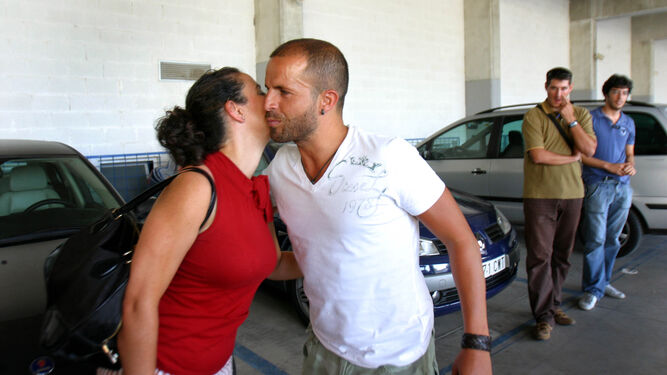 Sandro, en el parking de La Rosaleda, se despide de Gema Lobillo, ex jefa de prensa.