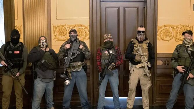 Manifestantes armados protestan en el Capitolio en Michigan contra  el confinamiento