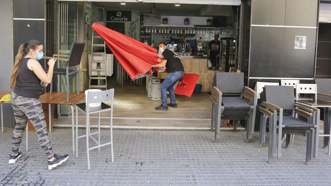 Dos trabajadores de un bar de Málaga capital.