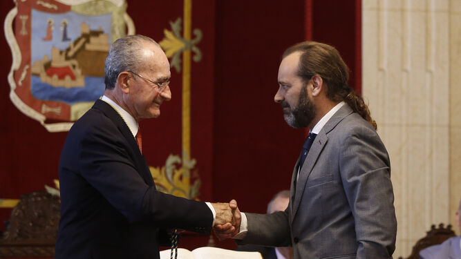 Francisco de la Torre estrecha la mano de Juan Cassá en el Pleno de constitución del Ayuntamiento de Málaga.