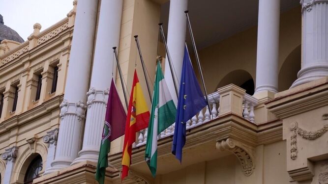 Las banderas del Ayuntamiento de Málaga ondean a media asta en señal de luto por los fallecidos por coronavirus.