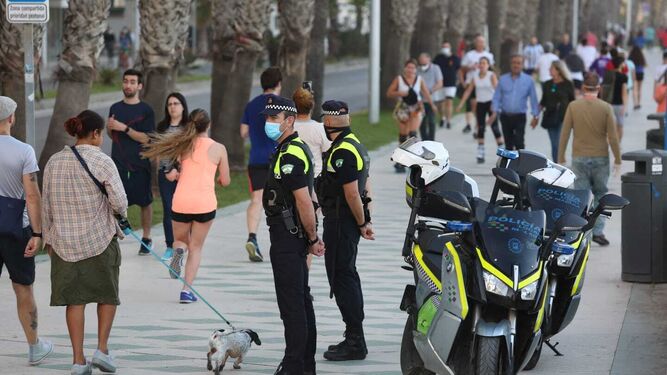 Agentes de Policía en el paseo marítimo de Málaga.