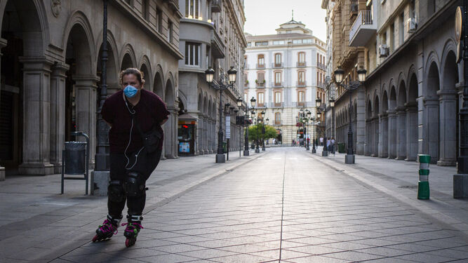 Gente por la tarde en Granada durante el estado de alarma