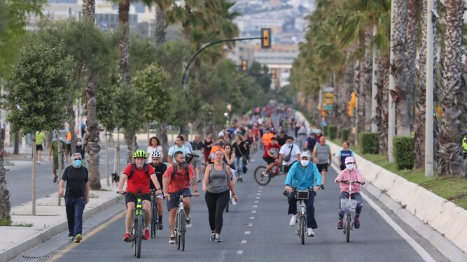 Bicicletas y peatones en calle Pacífico, en Málaga capital, cortada al tráfico este sábado.
