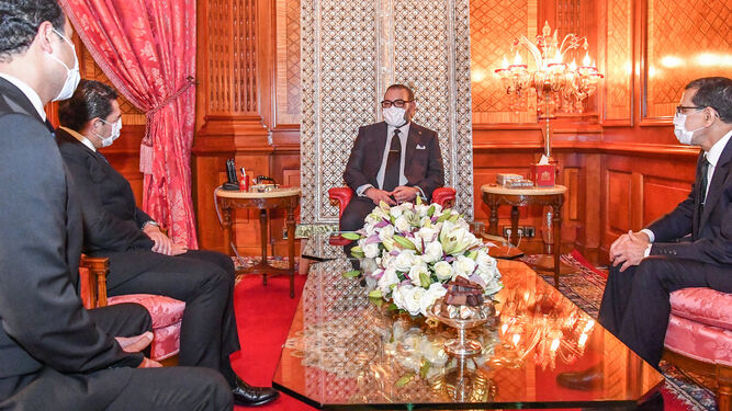 El rey Mohamed VI, reunido en su palacio de Casablanca con miembros de su Gobierno.
