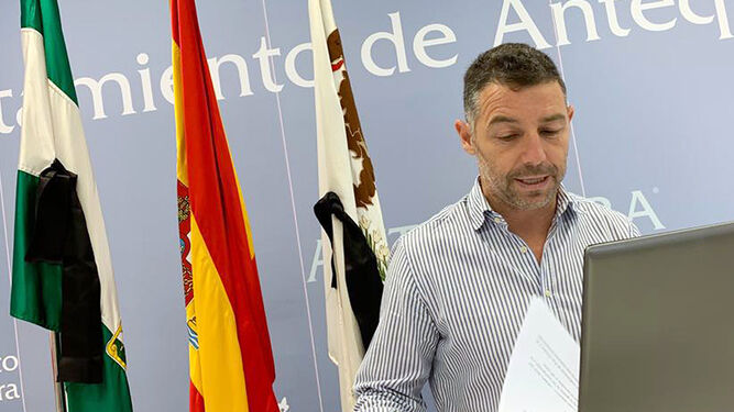 Juan Rosas, delegado de Deporte de Antequera durante la rueda de prensa.