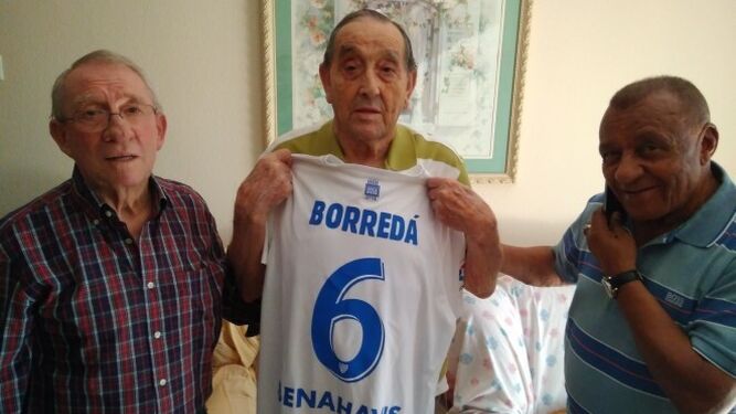 Borredá recibe una camiseta conmemorativa de manos de Benítez y Ben Barek