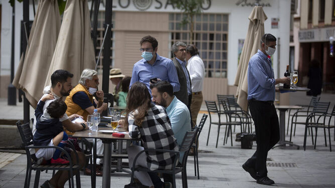 Terraza en el centro de Sevilla cumpliendo las medidas de seguridad.