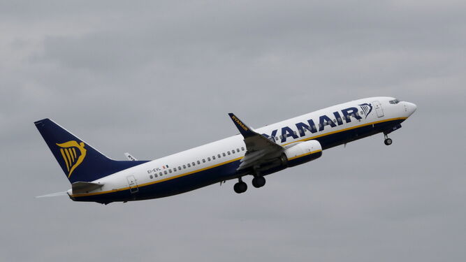 Un avión de Ryanair en pleno vuelo