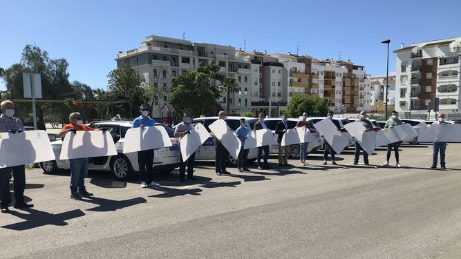 Los taxistas de Vélez-Málaga muestran las nuevas mamparas para sus vehículos.
