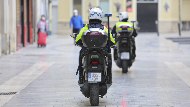 Dos agentes de la Policía Local de Málaga recorren las calles del Centro.