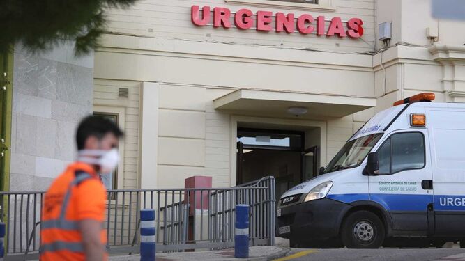 Una ambulancia junto a la puerta de las Urgencias generales del Hospital Regional.