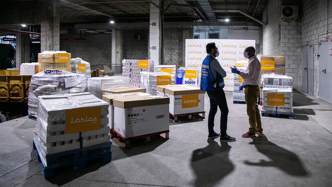El centro comercial Larios Centro dona 8 toneladas de alimentos para ayudar en la crisis por el coronavirus en Málaga