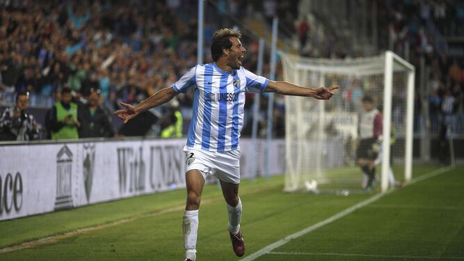 Van Nistelrooy celebra un gol con el Málaga CF