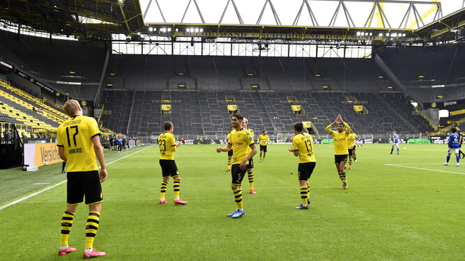 Los jugadores del Borussia celebran el gol de Haaland.