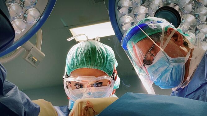 Profesionales de Vithas durante una cirugía.
