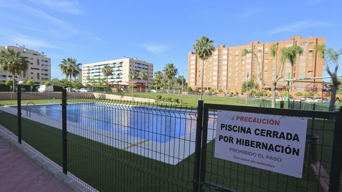 Una piscina comunitaria de Málaga cerrada.