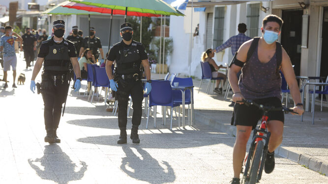 Las fotos del refuerzo policial en Pedregalejo ante su masificaci&oacute;n