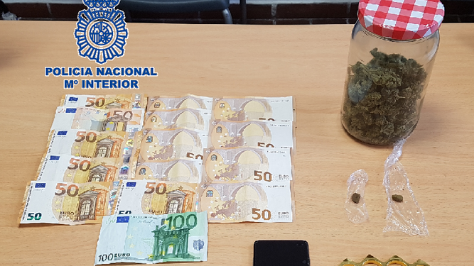 Droga y dinero intervenidos por la Policía en Fuengirola