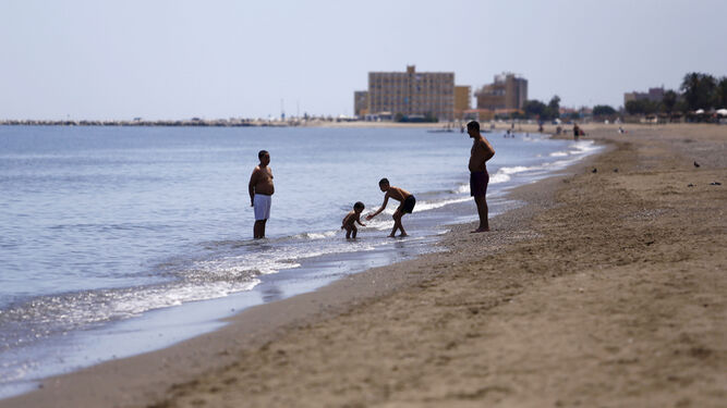 Varias personas, durante la fase 1, en una playa de Málaga.