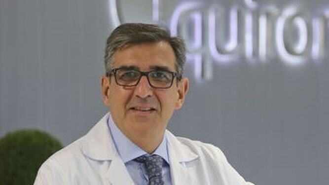 El doctor Rafael López Arévalo, jefe del servicio de Traumatología y Cirugía Ortopédica del Hospital Quirónsalud Málaga.