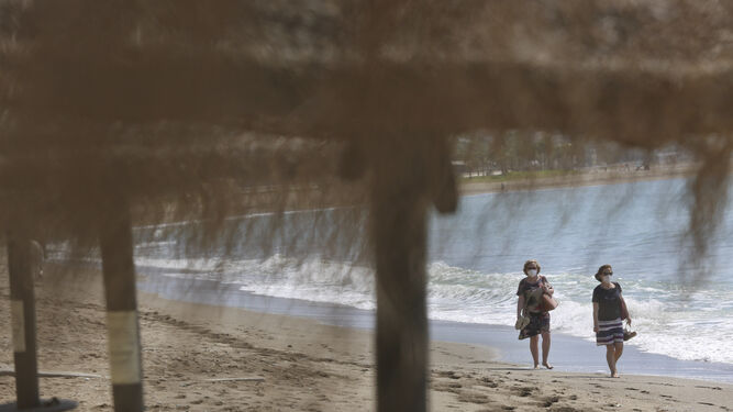 Fotos de la playa de la Malagueta, en M&aacute;laga, vac&iacute;a pese al calor