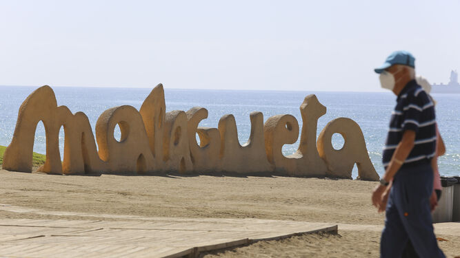 Fotos de la playa de la Malagueta, en M&aacute;laga, vac&iacute;a pese al calor