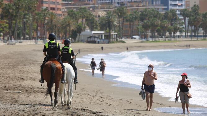 Policías locales este lunes en una playa de Málaga