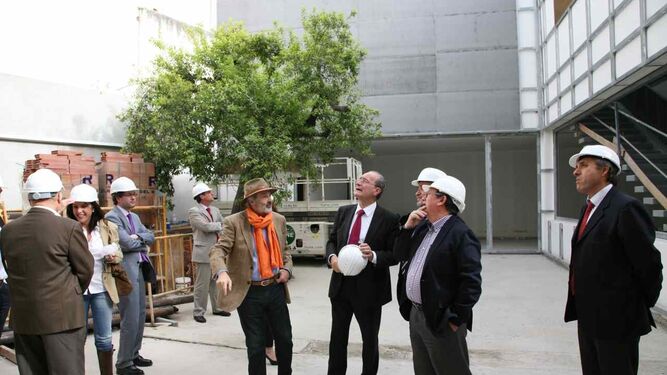 Una visita del alcalde, Francisco de la Torre, a las obras de ampliación del centro.