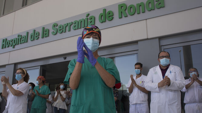 Sanitarios a las puertas del hospital de la Serranía de Ronda