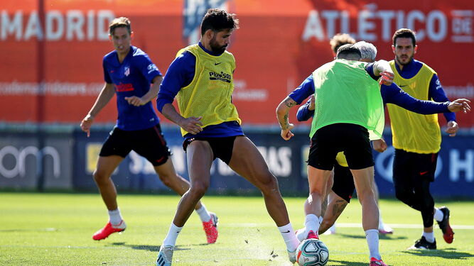 El hispano-brasileño Diego Costa roba un balón en un entrenamiento.